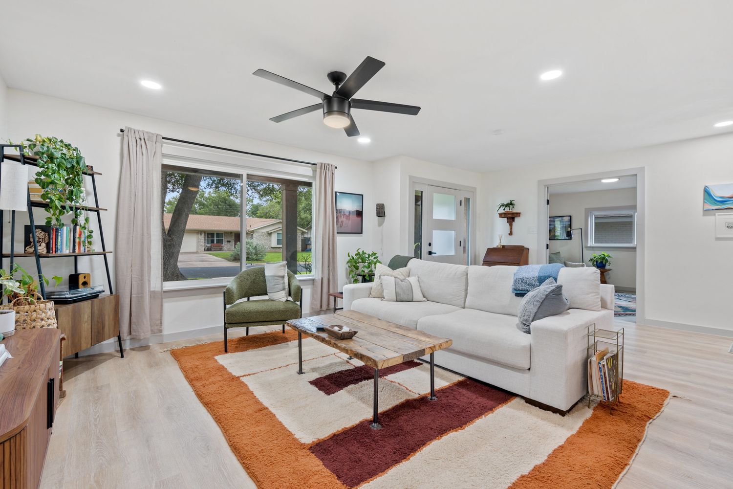 3203 Whiteway Dr interior